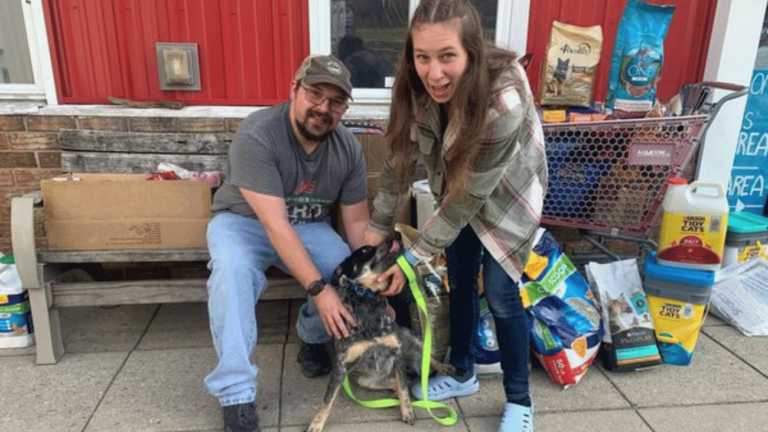 Luna, chien de race Blue Heeler, accompagnée d'employés du refuge CPHS de Pennsylvanie, pose devant le bâtiment du refuge suite au don remarquable de Chase Burke