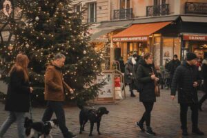 Des personnes marchant dans une rue de Paris décorée pour Noël, accompagnées de leurs chiens en laisse, avec un grand sapin illuminé en arrière-plan