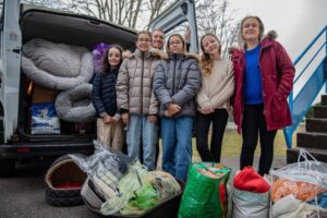Groupe de jeunes rassemblant des dons (croquettes, couvertures, jouets) dans le cadre d’une collecte de Noël pour les animaux abandonnés à Pornichet.