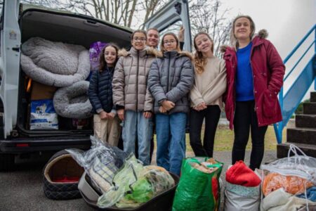 Groupe de jeunes rassemblant des dons (croquettes, couvertures, jouets) dans le cadre d’une collecte de Noël pour les animaux abandonnés à Pornichet.