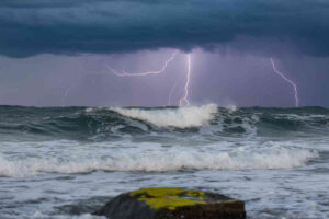 Tempête Dionisio : Rafales record en Méditerranée et conseils pour protéger vos animaux de compagnie Paysage côtier balayé par des vents violents sous un ciel orageux pendant la tempête Dionisio