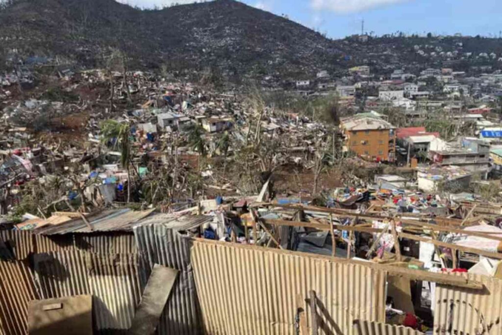 Vue panoramique de Mayotte avec des habitations exposées à la tempête tropicale Dikeledi, mettant en lumière les défis d'évacuation et de protection des animaux de compagnie.