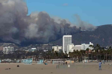 Un épais nuage de fumée s'élève au-dessus d'un quartier de Los Angeles ravagé par un incendie. Photo montrant l'ampleur du 'Palisades Fire'.