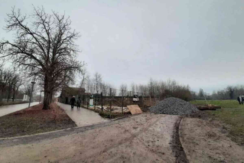 Vue du chantier du futur caniparc à la Citadelle de Lille, avec des espaces naturels et des équipements en construction pour les chiens et leurs maîtres.