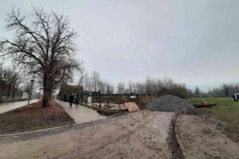 Vue du chantier du futur caniparc à la Citadelle de Lille, avec des espaces naturels et des équipements en construction pour les chiens et leurs maîtres.