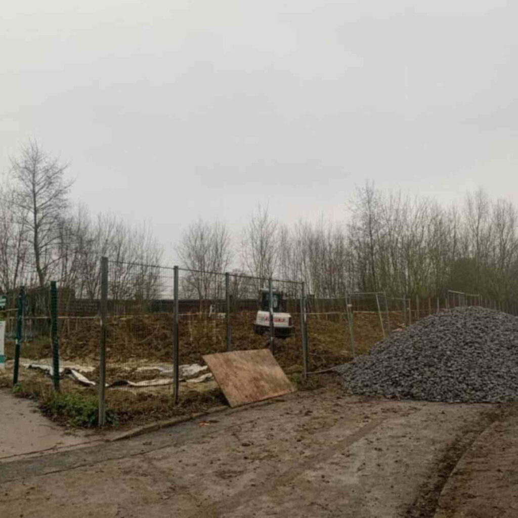 Vue du chantier du futur caniparc à la Citadelle de Lille, avec des espaces naturels et des équipements en construction pour les chiens et leurs maîtres.