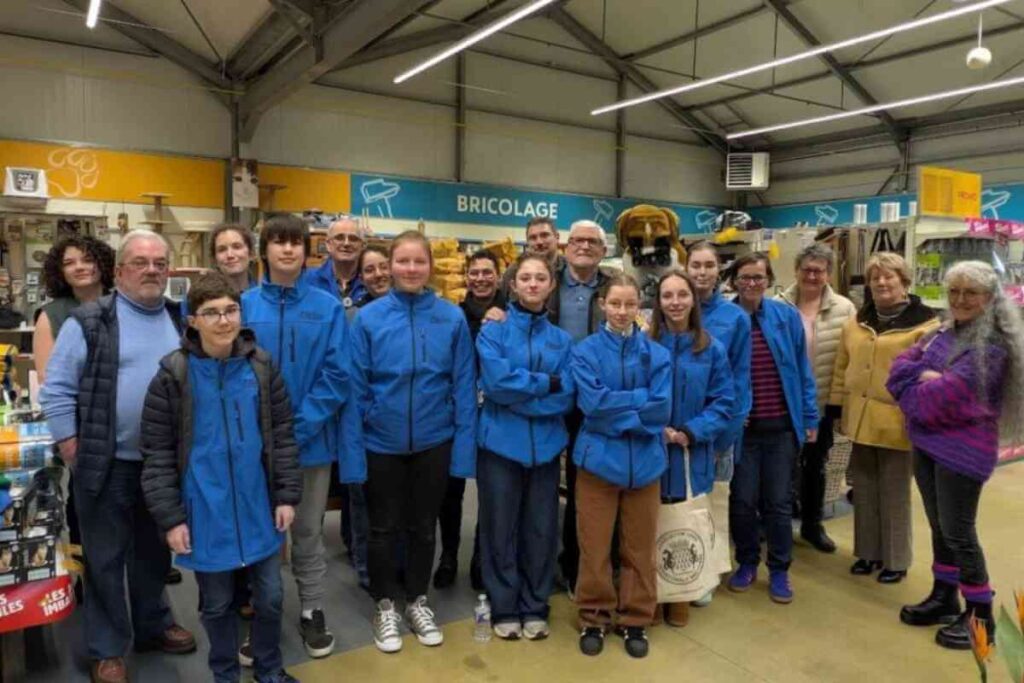 Un groupe de personnes entourées de plusieurs chiens lors d’une séance de confirmation pour l’inscription au LOF en Bretagne.