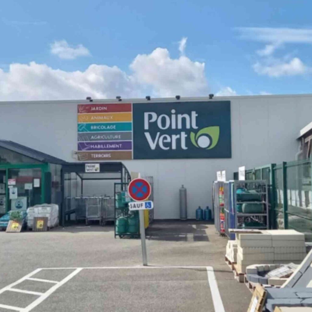 Façade du magasin Point Vert à Baud, lieu de la séance de confirmation pour l’inscription de chiens au LOF en Bretagne.