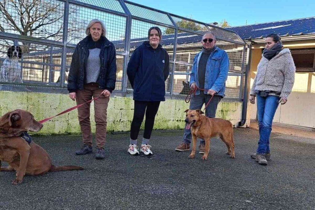 Les membres de la SPA de Pontivy posent devant le refuge de Saint-Nizon