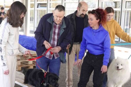 Deux seniors accompagnés d’une éducatrice canine et de lycéens tiennent des chiens en laisse lors d’une activité de médiation animale à Caussade, Pet’s Week 2025.