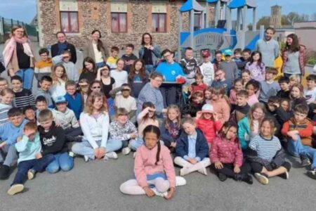 Groupe d’écoliers réunis dans la cour de l’école Saint-Joseph à Saint-Thurial pour un événement solidaire au profit de Handi’Chiens