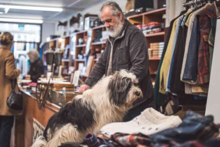 Commerçant à Strasbourg avec son chien dans une boutique chaleureuse