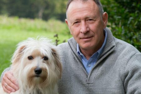 Après 60 ans ou à 20 ans peut-on (vraiment) encore adopter un chien la réponse choque