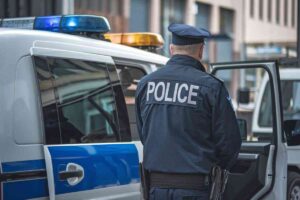 Véhicule de police stationné en zone urbaine, image neutre illustrant une intervention à Vaulx-en-Velin suite aux hurlements d’un chiot