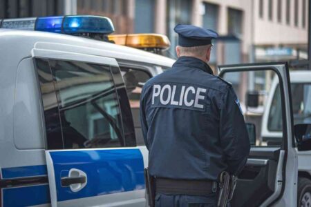 Véhicule de police stationné en zone urbaine, image neutre illustrant une intervention à Vaulx-en-Velin suite aux hurlements d’un chiot
