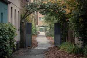 Entrée d’une ruelle résidentielle , représentant un environnement urbain
