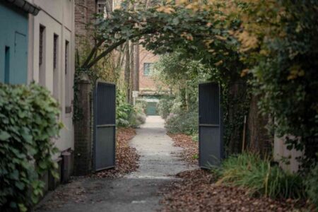Entrée d’une ruelle résidentielle , représentant un environnement urbain