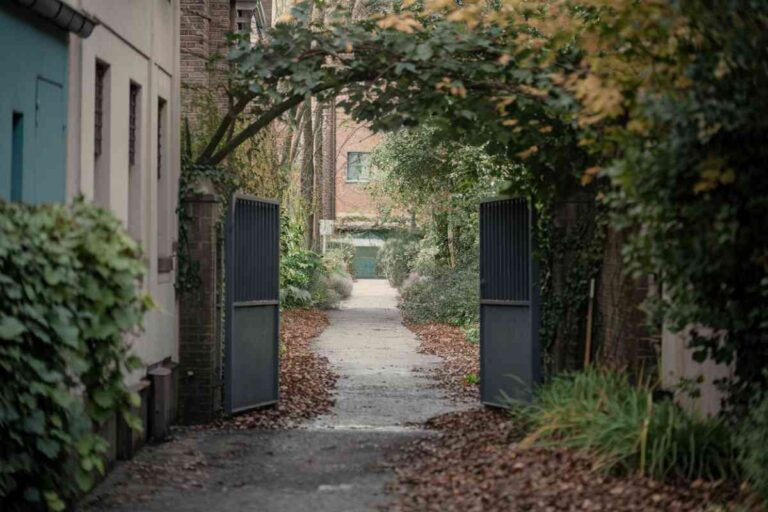 Entrée d’une ruelle résidentielle , représentant un environnement urbain
