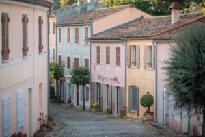 Façades colorées de maisons traditionnelles dans un village de Haute-Corse