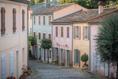 Façades colorées de maisons traditionnelles dans un village de Haute-Corse