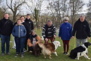 Photo des éducateurs et membres du Club du Chien Sportif de Montbard rencontrant Nathaël et sa famille avec leurs chiens
