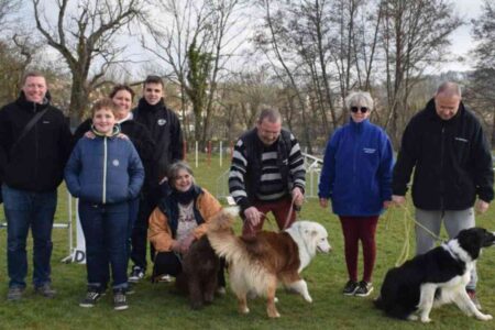 Photo des éducateurs et membres du Club du Chien Sportif de Montbard rencontrant Nathaël et sa famille avec leurs chiens