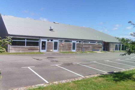 Bâtiment du centre multiactivités de Mahalon où se déroule l’atelier gratuit pour enfants sur le comportement des chiens