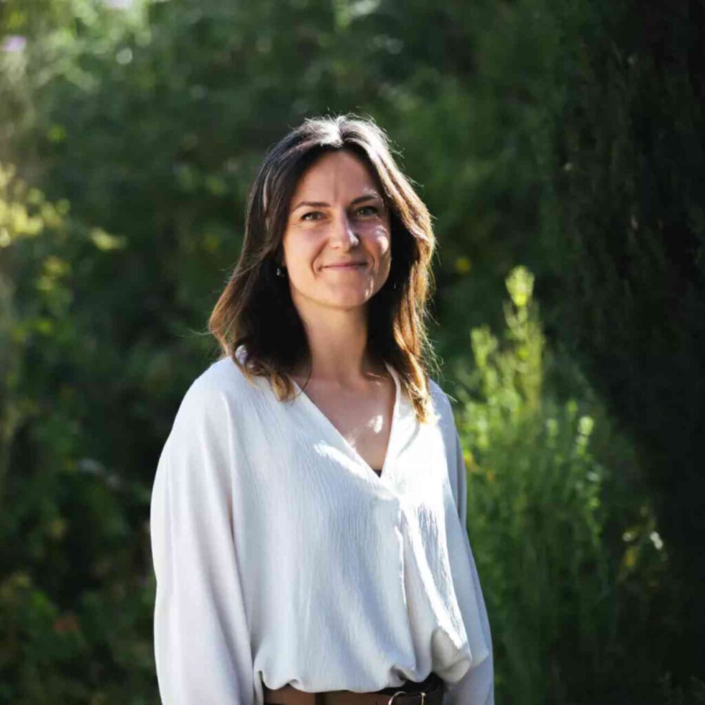 Maëva Marcellino souriant, photographiée en extérieur, fondatrice de Woof Haven, centre aéré pour chiens à Toulon.
