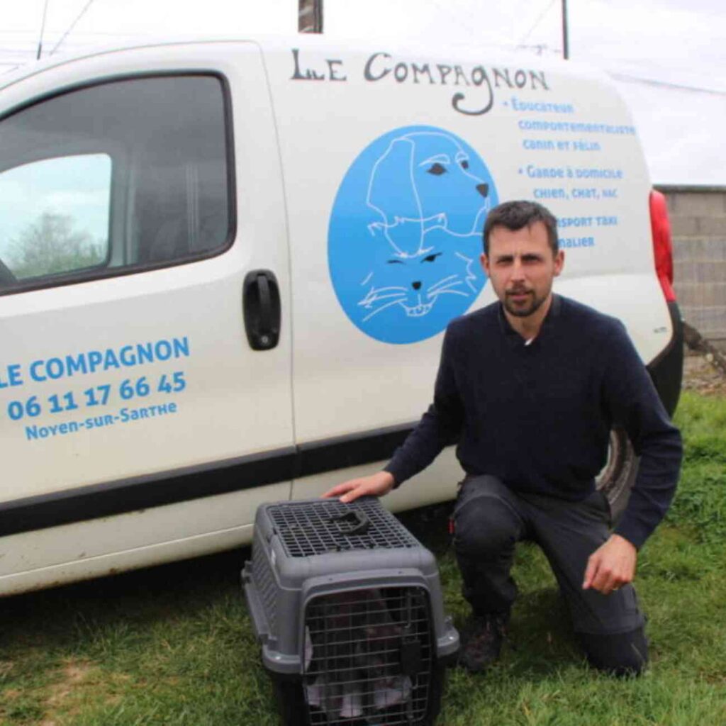Grégory Guérin, taxi animalier Le Compagnon à Noyen-sur-Sarthe, devant son véhicule équipé et une caisse de transport pour animaux