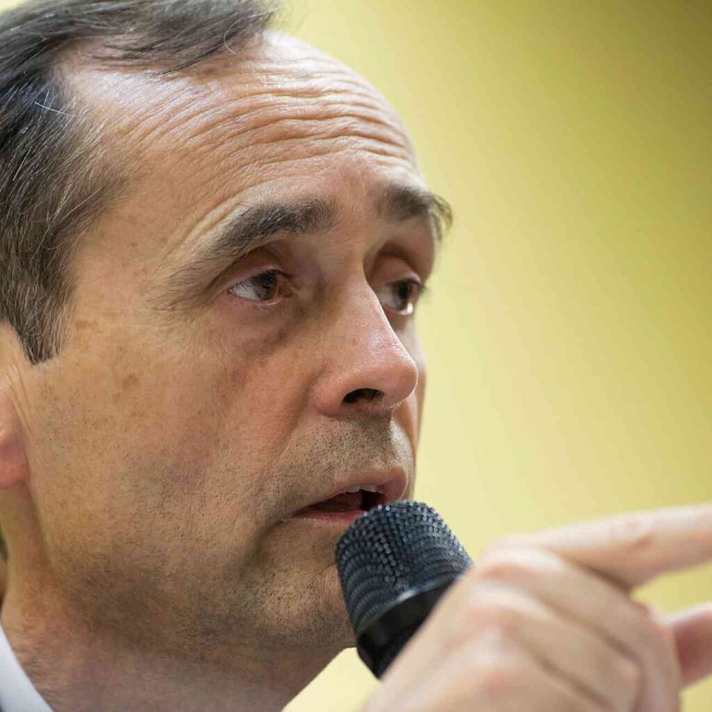Portrait de Robert Ménard parlant au micro lors d’une déclaration publique