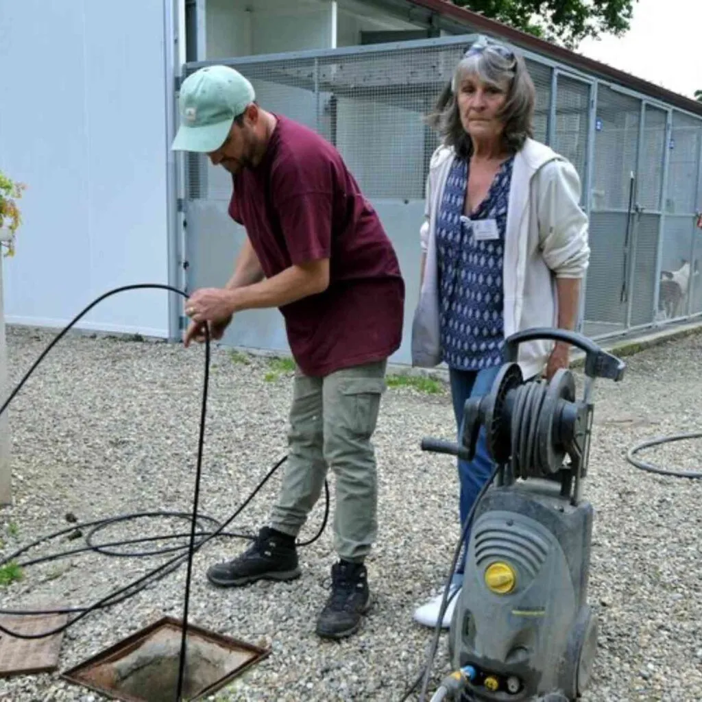 Christine Salanne au refuge de Brax : la présidente sur le terrain pendant des travaux pour limiter les inondations.