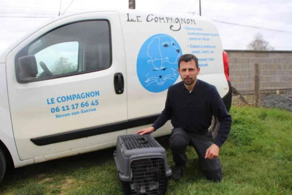 Grégory Guérin, taxi animalier Le Compagnon à Noyen-sur-Sarthe, devant son véhicule équipé et une caisse de transport pour animaux