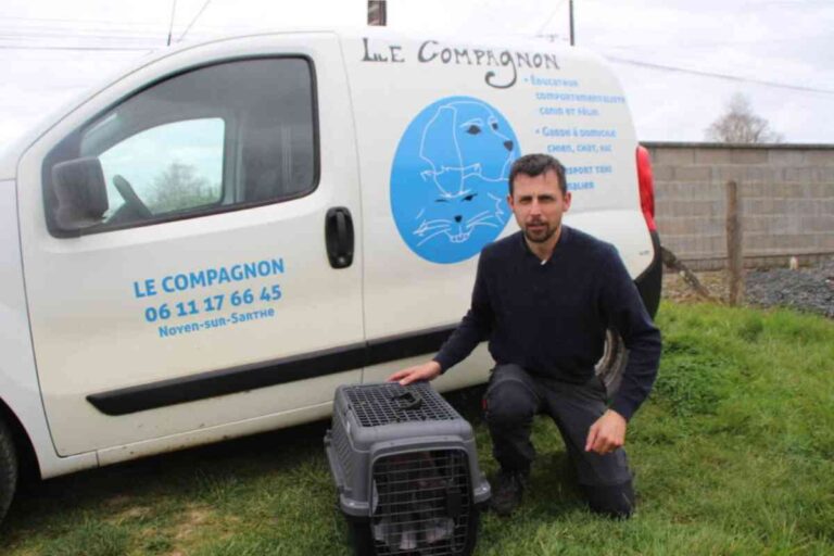Grégory Guérin, taxi animalier Le Compagnon à Noyen-sur-Sarthe, devant son véhicule équipé et une caisse de transport pour animaux