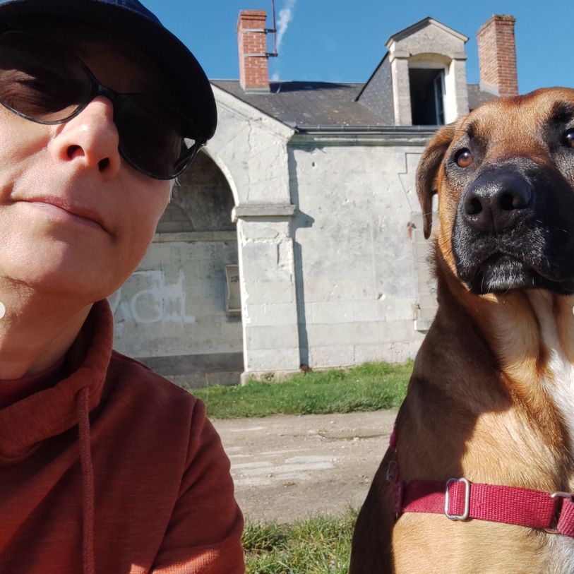 Laëtitia Verneau avec son chien Prince, adopté après un long parcours de reconstruction.
