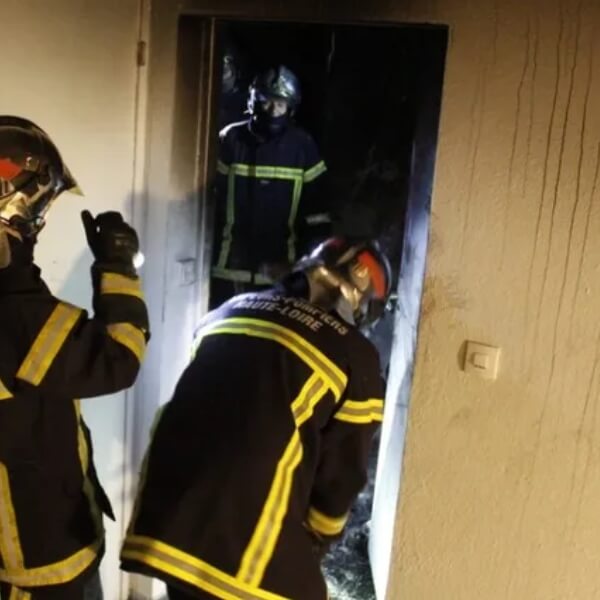 Pompiers intervenant de nuit dans un immeuble en feu au Puy-en-Velay après un incendie ayant coûté la vie à un chien et un chat.