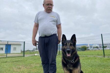 Joël Belloc et son malinois Sysko, duo star du concours canin de Marmande 2025, prêts pour deux jours de démonstrations spectaculaires.
