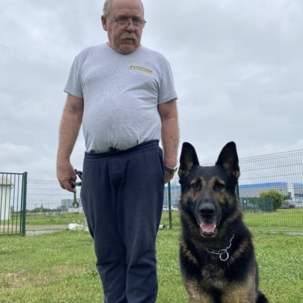 Joël Belloc et son malinois Sysko, duo star du concours canin de Marmande 2025, prêts pour deux jours de démonstrations spectaculaires.