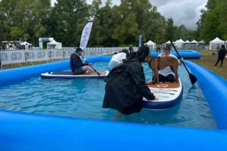 Personnes en cani-paddle avec leurs chiens dans un bassin gonflable à Léry-Poses