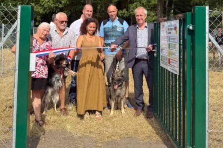 Inauguration de l’espace canin de Cournon-d’Auvergne avec le maire, des élus et des chiens devant l’entrée du parc sécurisé.