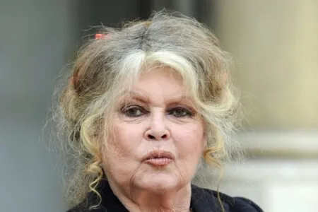 Brigitte Bardot assise dans sa maison de La Garrigue, regard grave, alors qu’elle alerte sur la souffrance des animaux durant la canicule.