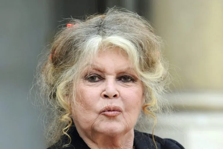 Brigitte Bardot assise dans sa maison de La Garrigue, regard grave, alors qu’elle alerte sur la souffrance des animaux durant la canicule.