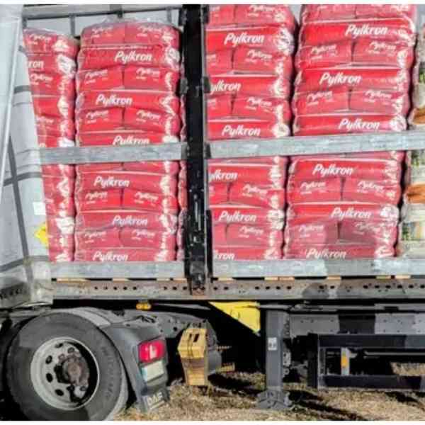 Camion arrêté contenant des sacs de croquettes pour chiens, utilisé comme couverture pour un trafic de cocaïne