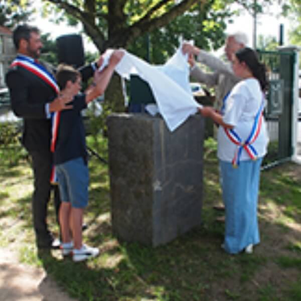 Inauguration du cimetière animalier de Marly par le maire et des habitants dévoilant la stèle commémorative