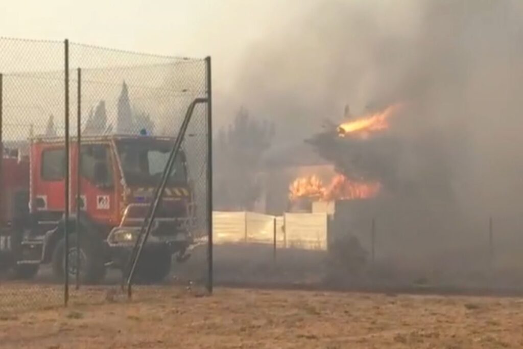 Camion de pompiers en intervention près d’un incendie de forêt dans l’Aude, août 2025.
