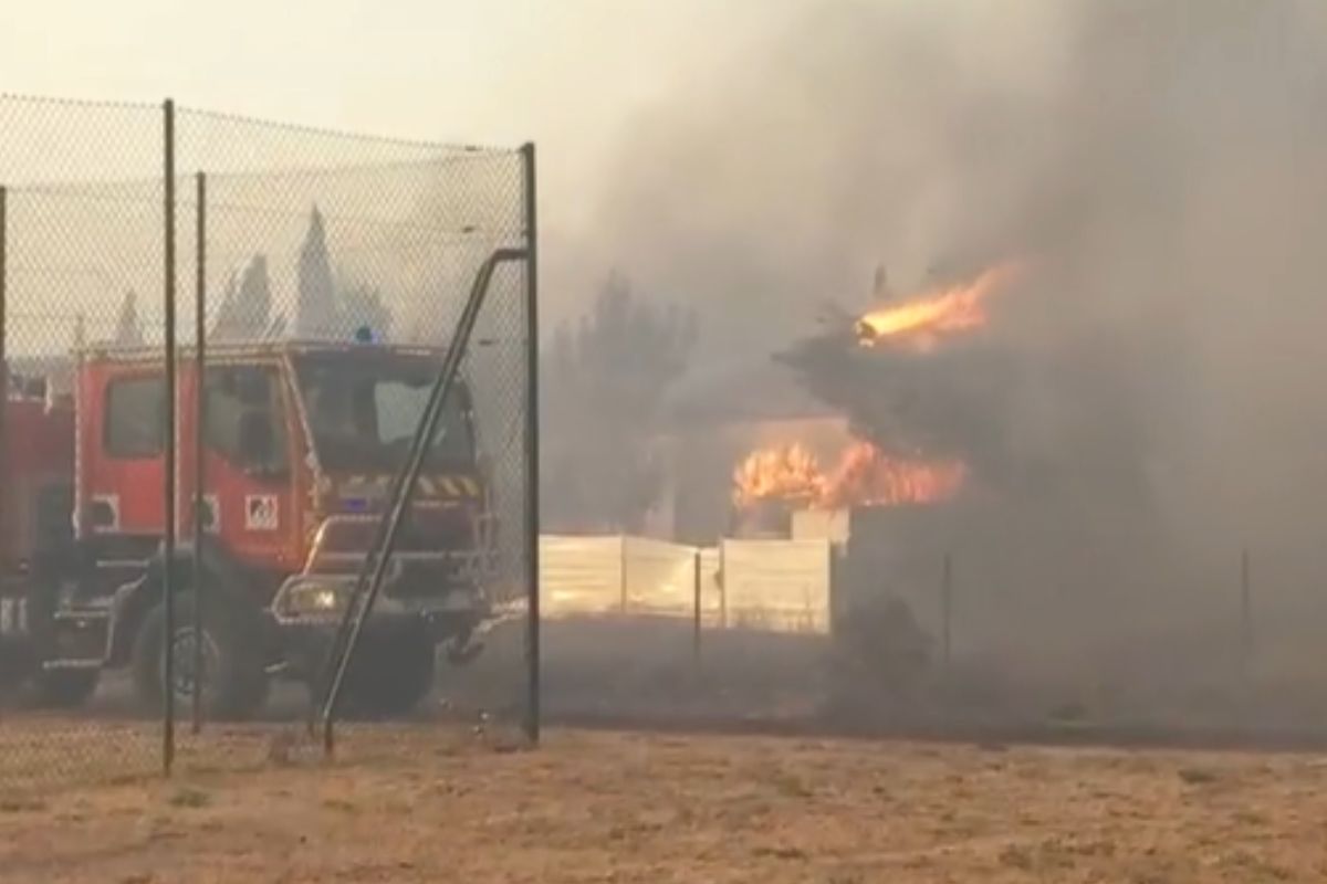 Camion de pompiers en intervention près d’un incendie de forêt dans l’Aude, août 2025.