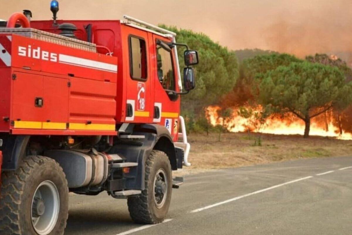Camion de pompiers en intervention près d’un incendie de forêt dans l’Aude, août 2025.