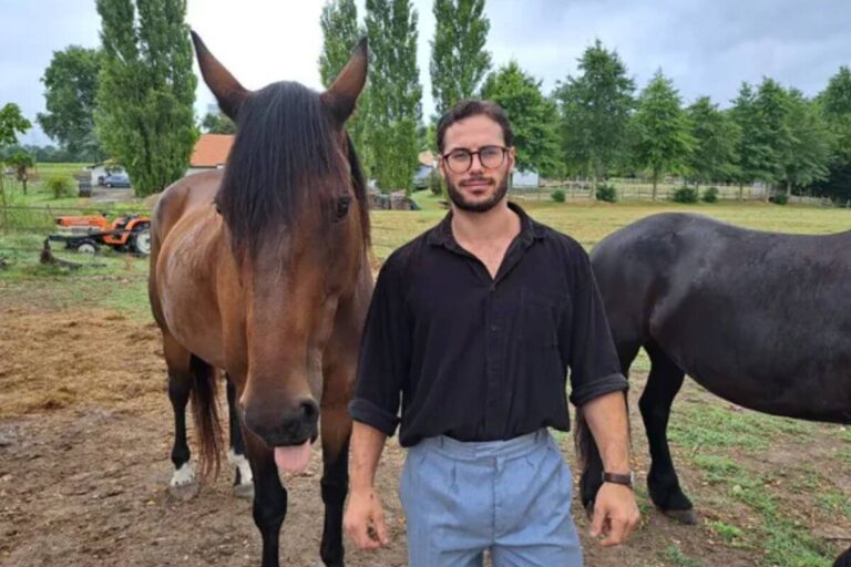 Alexandre, fermier des Landes, futur représentant de la France à Mister Univers 2025, posant aux côtés de ses chevaux dans sa ferme.