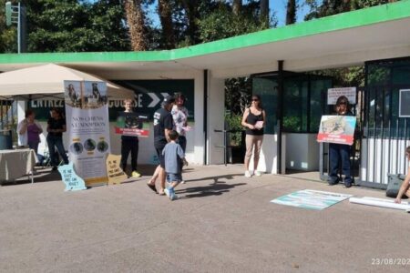 Militants et associations manifestent devant l’entrée du salon du chiot à Nantes pour dénoncer la vente d’animaux comme des objets