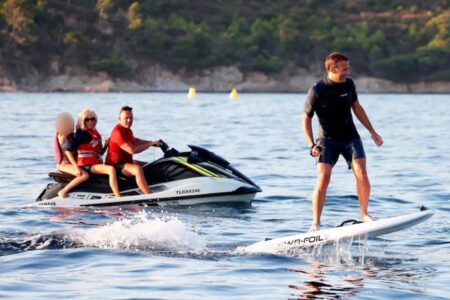 Brigitte Macron en jetski avec ses petits-enfants lors des vacances présidentielles dans le sud de la France
