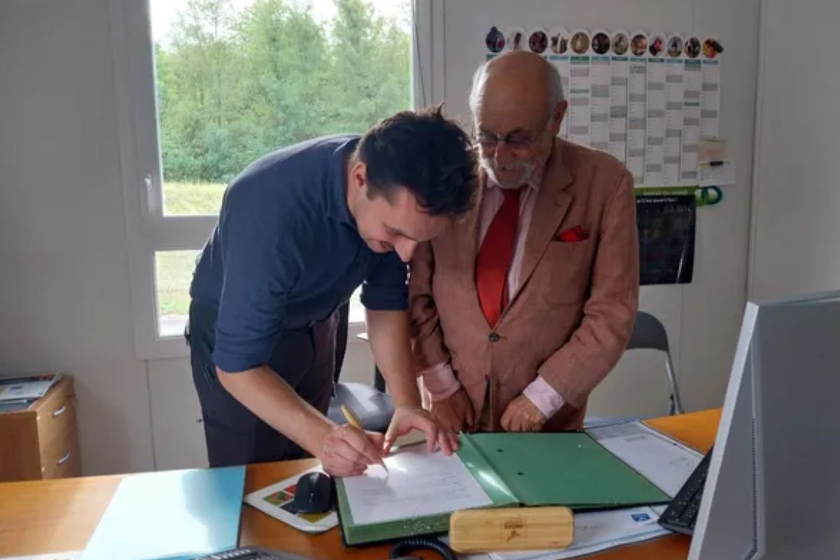 Un jeune vétérinaire signe son engagement d’installation en milieu rural, soutenu par une aide départementale de 25.000 euros.